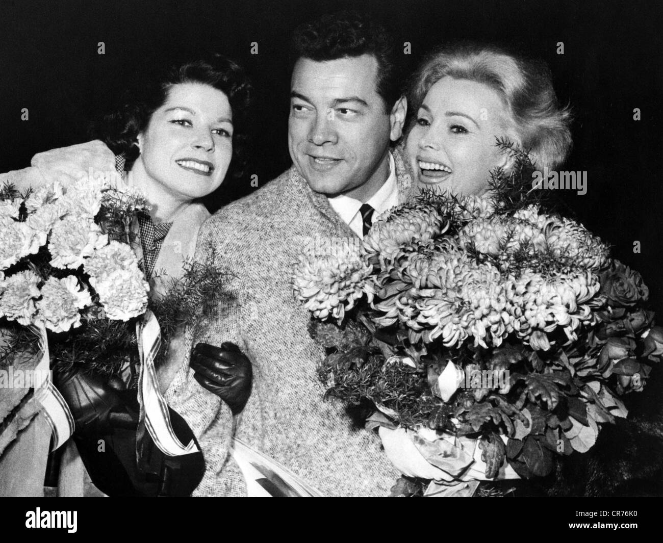 Lanza, Mario, 31.1.1921 - 7.10 1959, chanteuse américaine (ténor) et acteur, mi-longueur, avec Betty Lanza, Zsa Zsa Gabor, Tempelhof Airport, Berlin, Allemagne, 1960, Banque D'Images