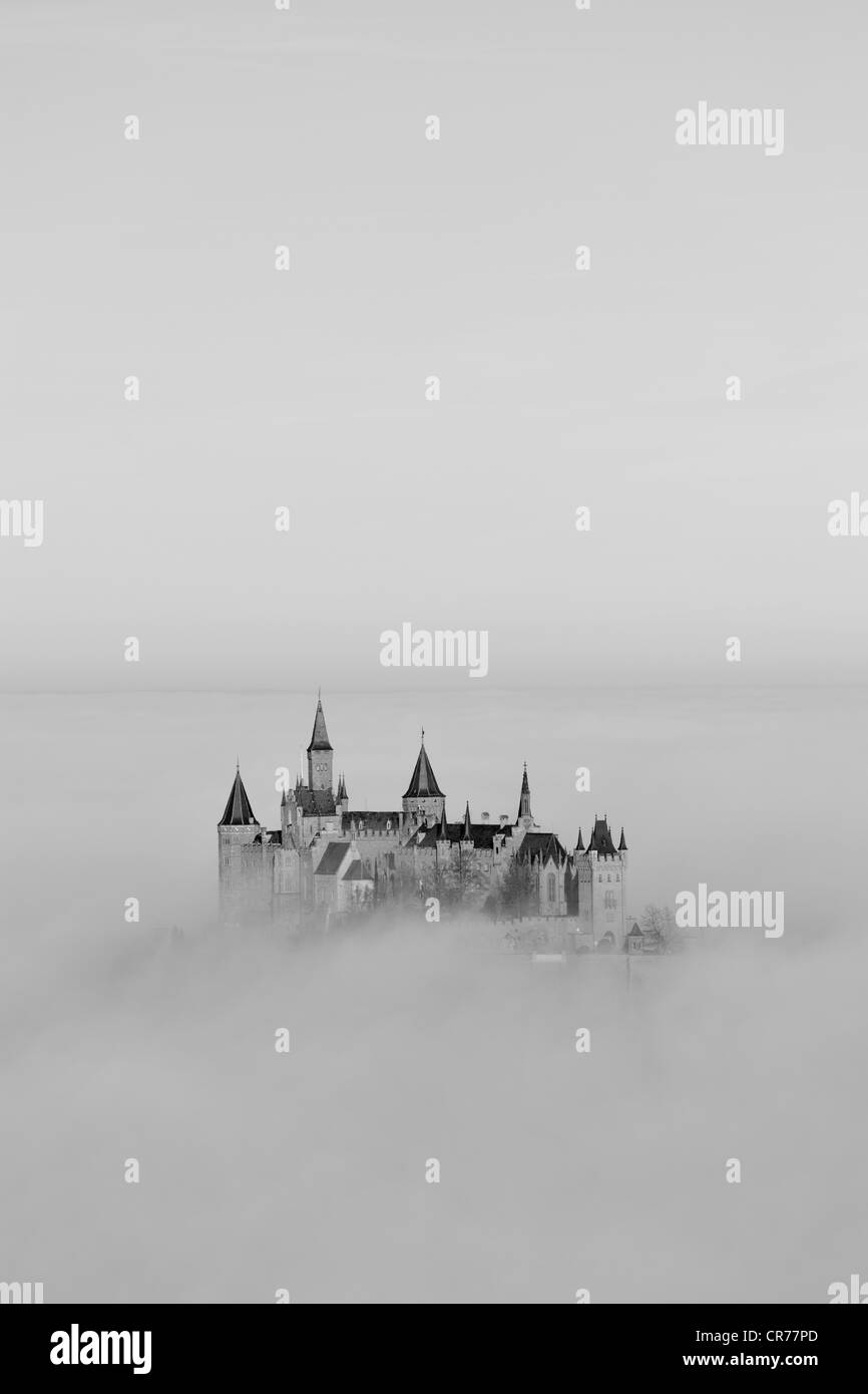 Le château de Burg Hohenzollern avec brouillard, automne, Hechingen, Jura souabe, Bade-Wurtemberg, Allemagne, Europe Banque D'Images