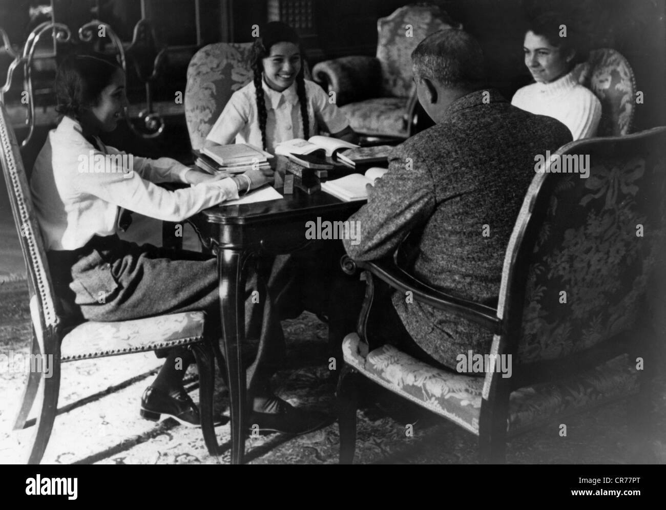 Fawzia bint Fuad, 5.11.1921 - 2.7.2013, Reine Consort de l'Iran 16.9.1941 - 17.11.1948, avec sa sœur Faiza, infirmière Miss Zulfakah et professeur Achmed Joseph, St. Moritz, Suisse, vers 1935, Banque D'Images