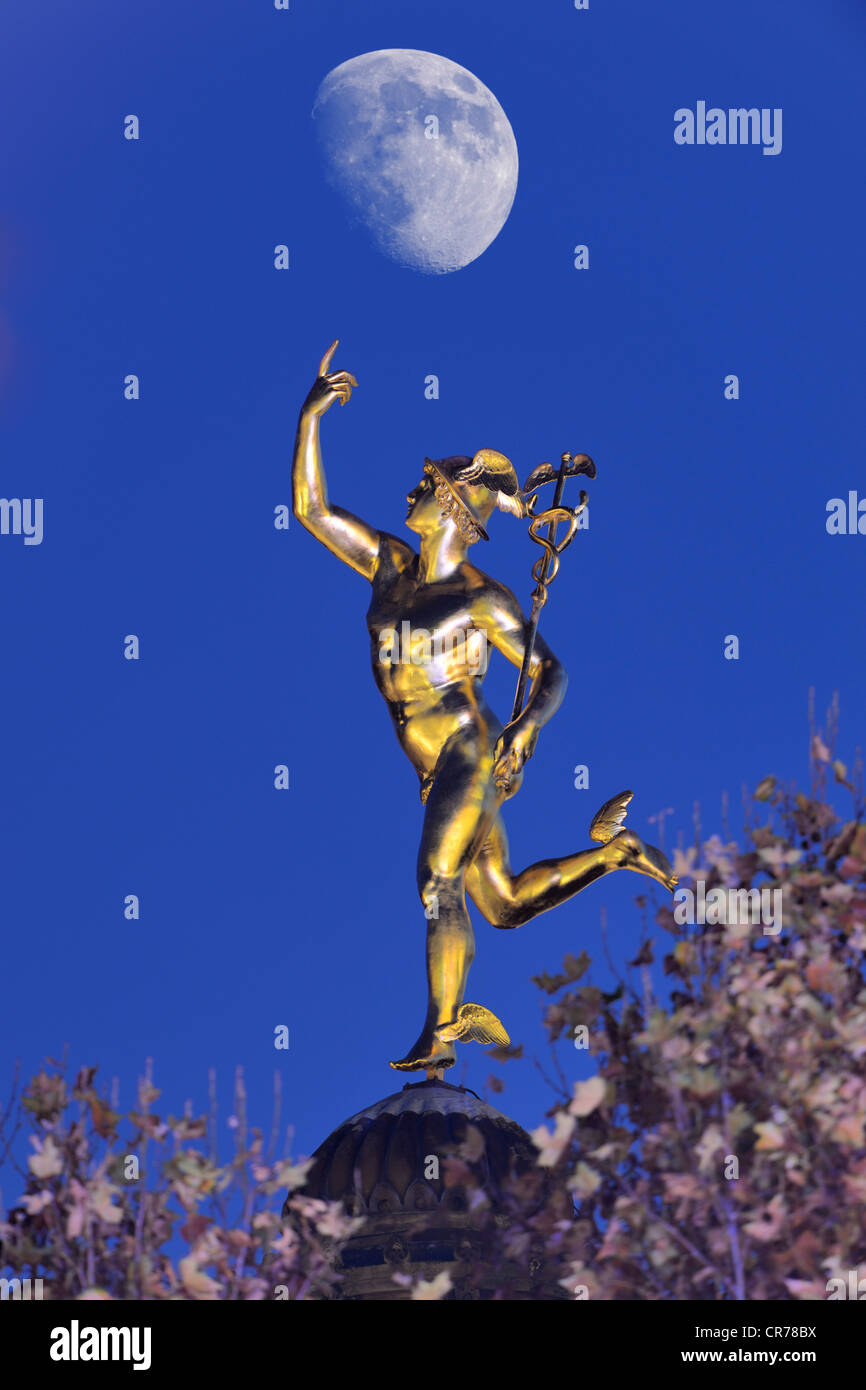 Statue du dieu Mercure à côté d'Altes Schloss, le Vieux Palais, lune, Stuttgart, Bade-Wurtemberg, Allemagne, Europe, composite Banque D'Images