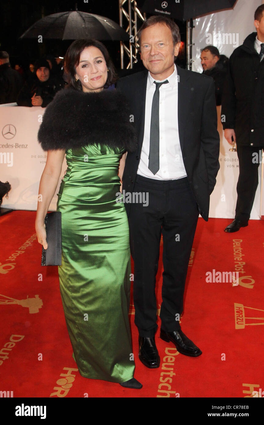 Maischberger, Sandra, * 26.8.1966, présentateur et journaliste de la télévision allemande, en entier, avec Jan Kerhart, arrivée aux prix "Golden Camera", Berlin, Allemagne, 5.2.2011, Banque D'Images