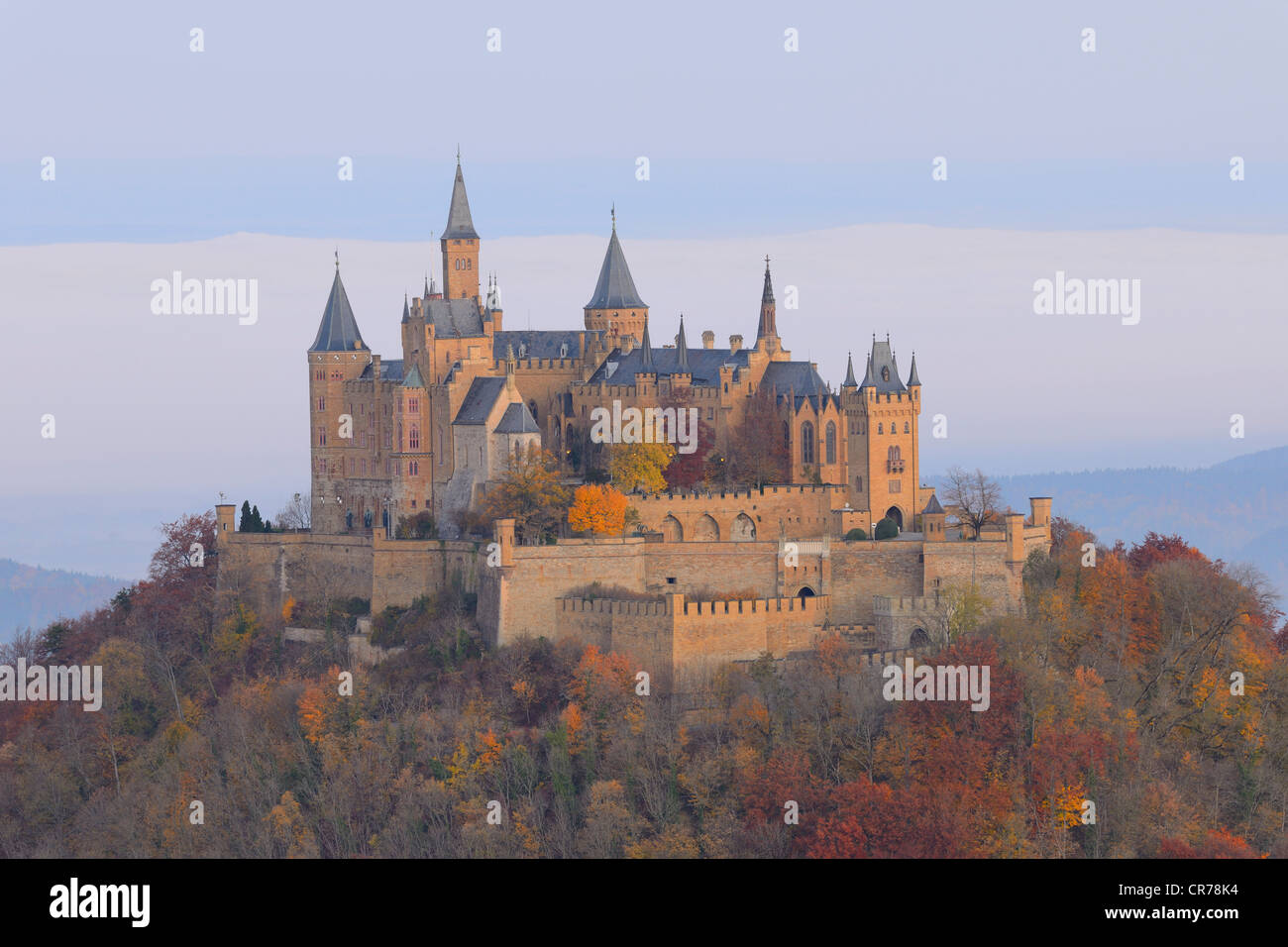 Le château de Burg Hohenzollern tôt le matin avec la lumière, la forêt d'automne brouillard tôt le matin, Jura souabe, Bade-Wurtemberg Banque D'Images