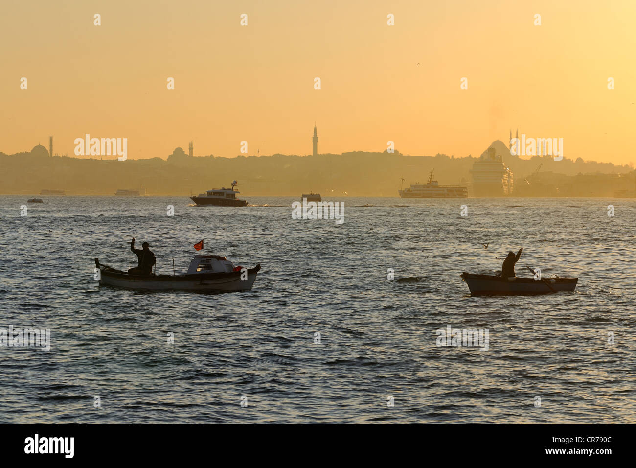 La Turquie, Istanbul, les pêcheurs bateaux sur le Bosphore, la Corne d'Strait dans l'arrière-plan Banque D'Images