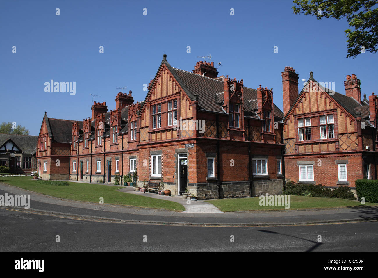 Le Wirral Port Sunlight maisons mitoyennes en briques rouges sur la rue. Banque D'Images