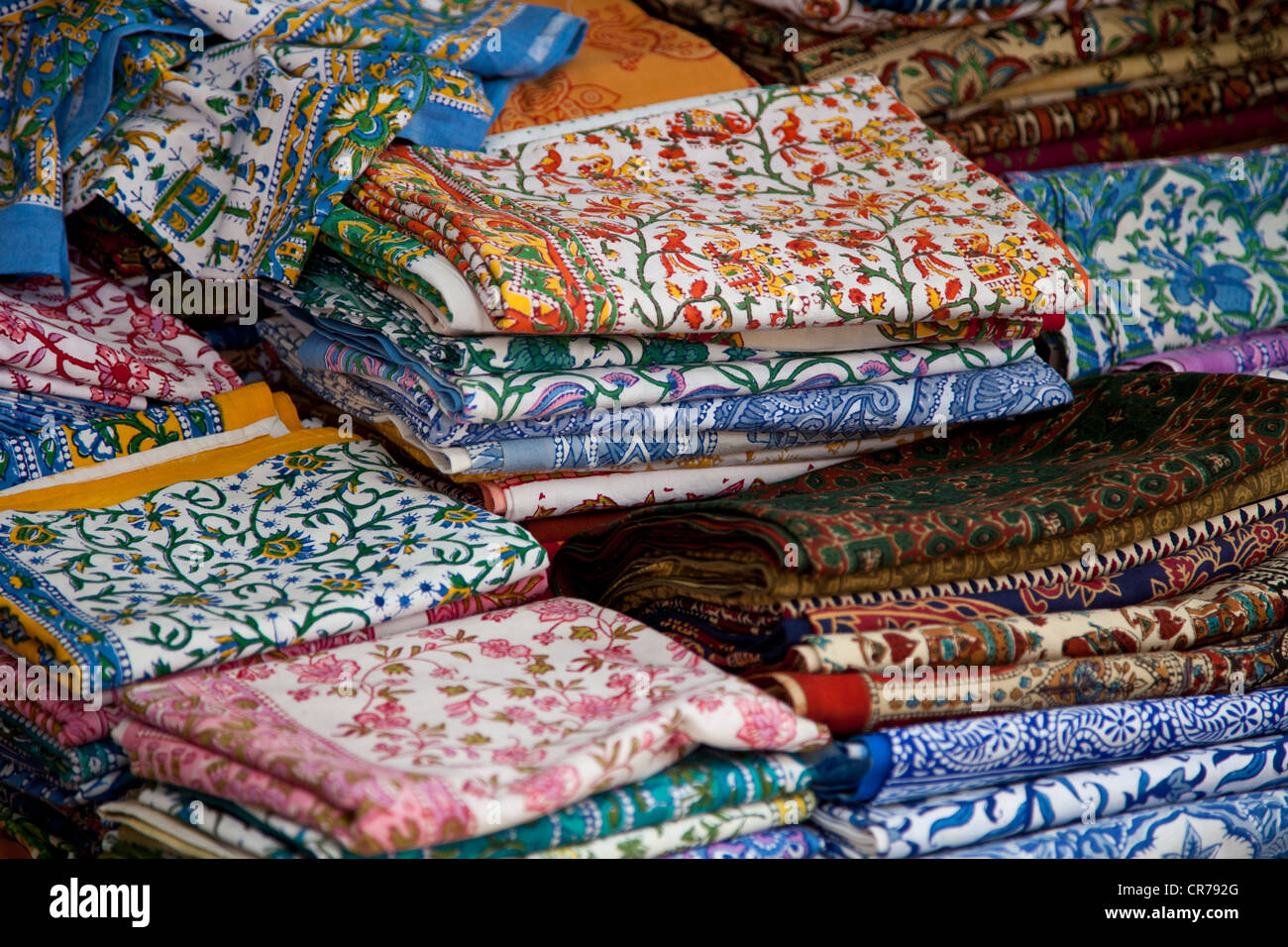 Marché provençal traditionnel offrant de blocage des textiles colorés. Banque D'Images