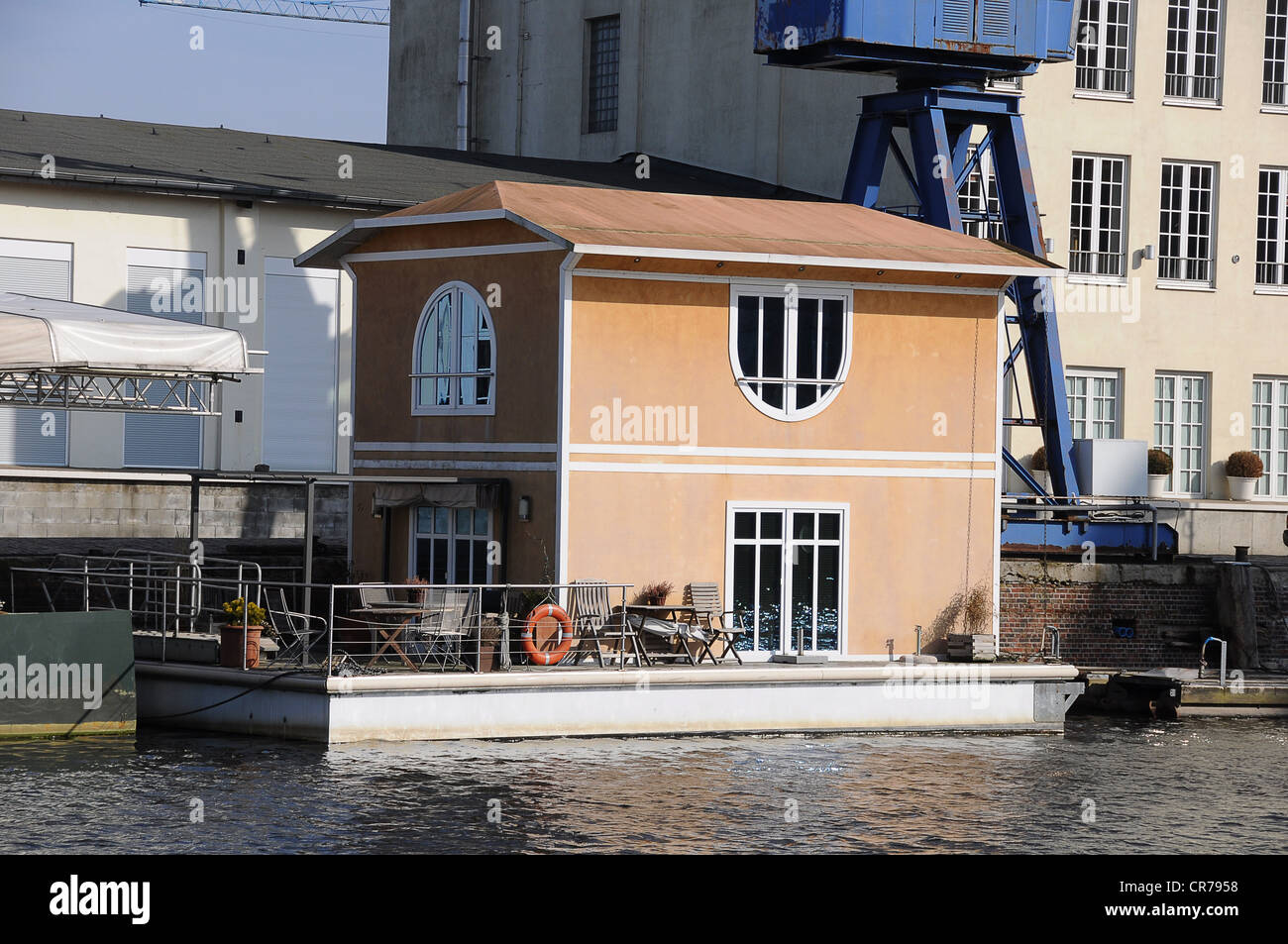 House boat dans le port d'Harburg, Hambourg, Allemagne, Europe Banque D'Images