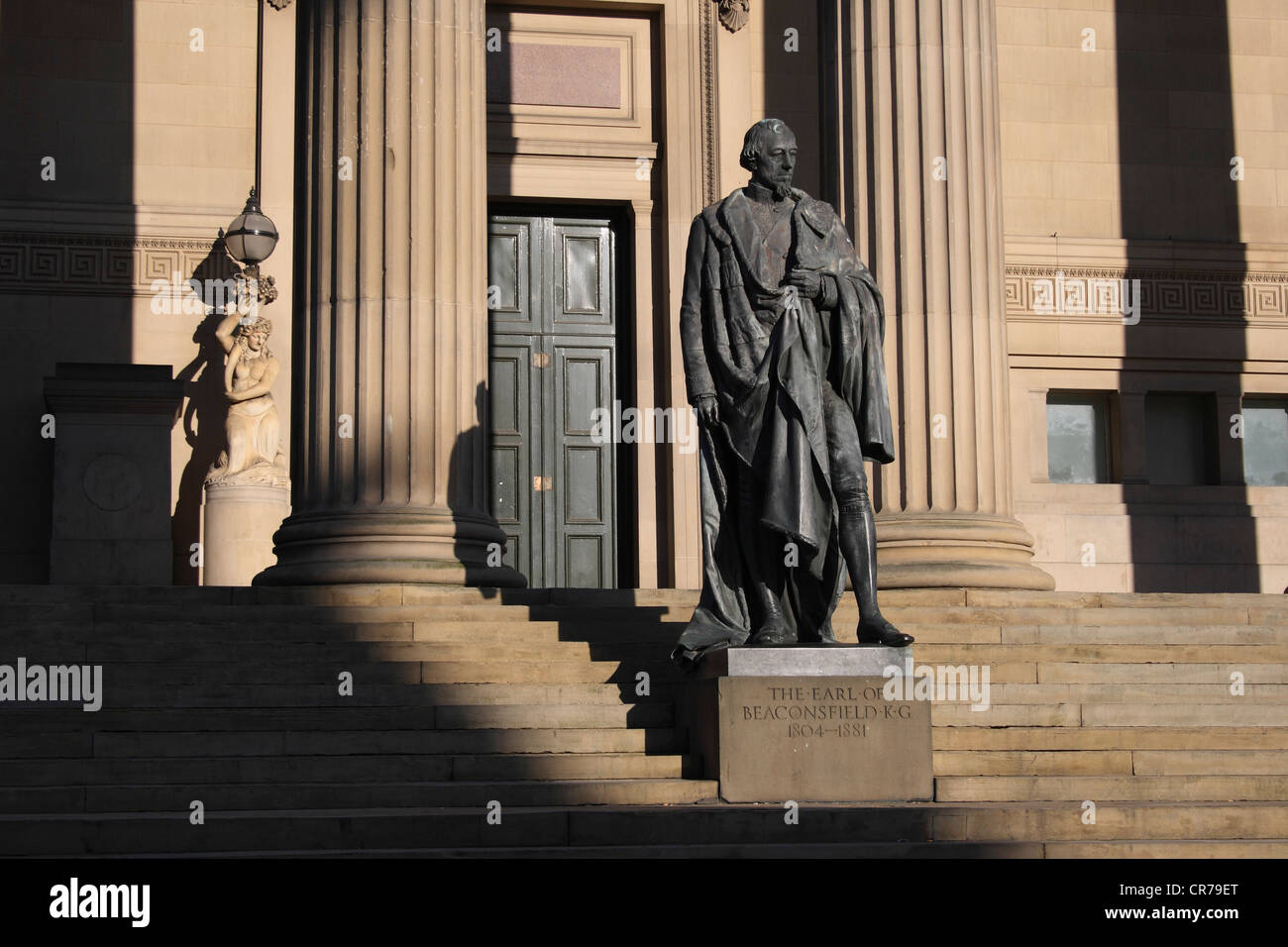 Liverpool St Johns Hall Statue de Benjamin Disraeli sur les marches de l'Hôtel de Ville. Banque D'Images