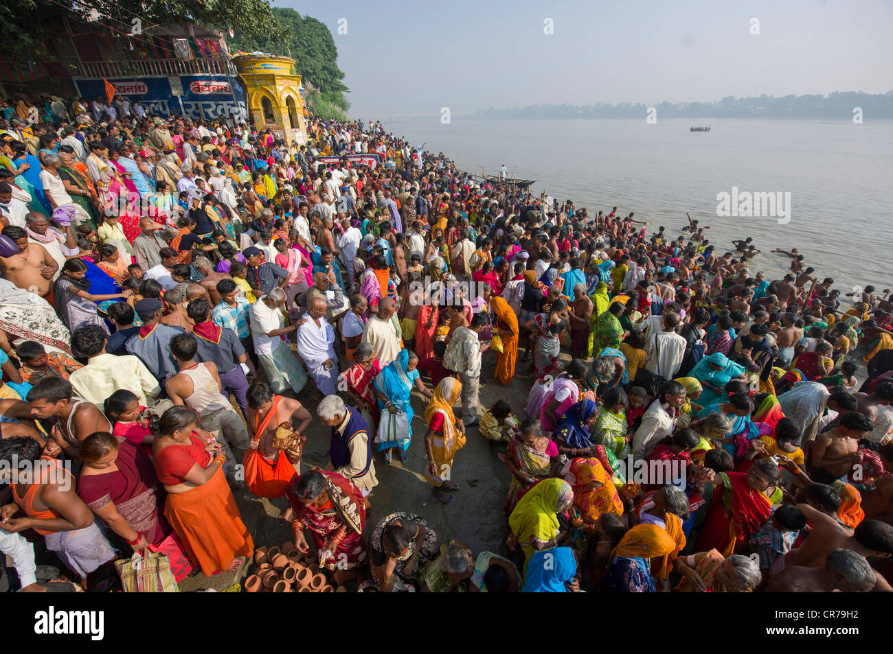 Echelle de pèlerins à la confluence des rivières Gange et Gandak, Sonepur Mela, Sonepur, Bihar, Inde Banque D'Images