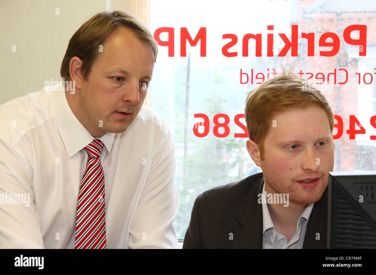 Toby Perkins, membre du Parlement du travail : Chesterfield avec bureau de circonscription sous Jonathan Davies, Drbyshire, UK Banque D'Images