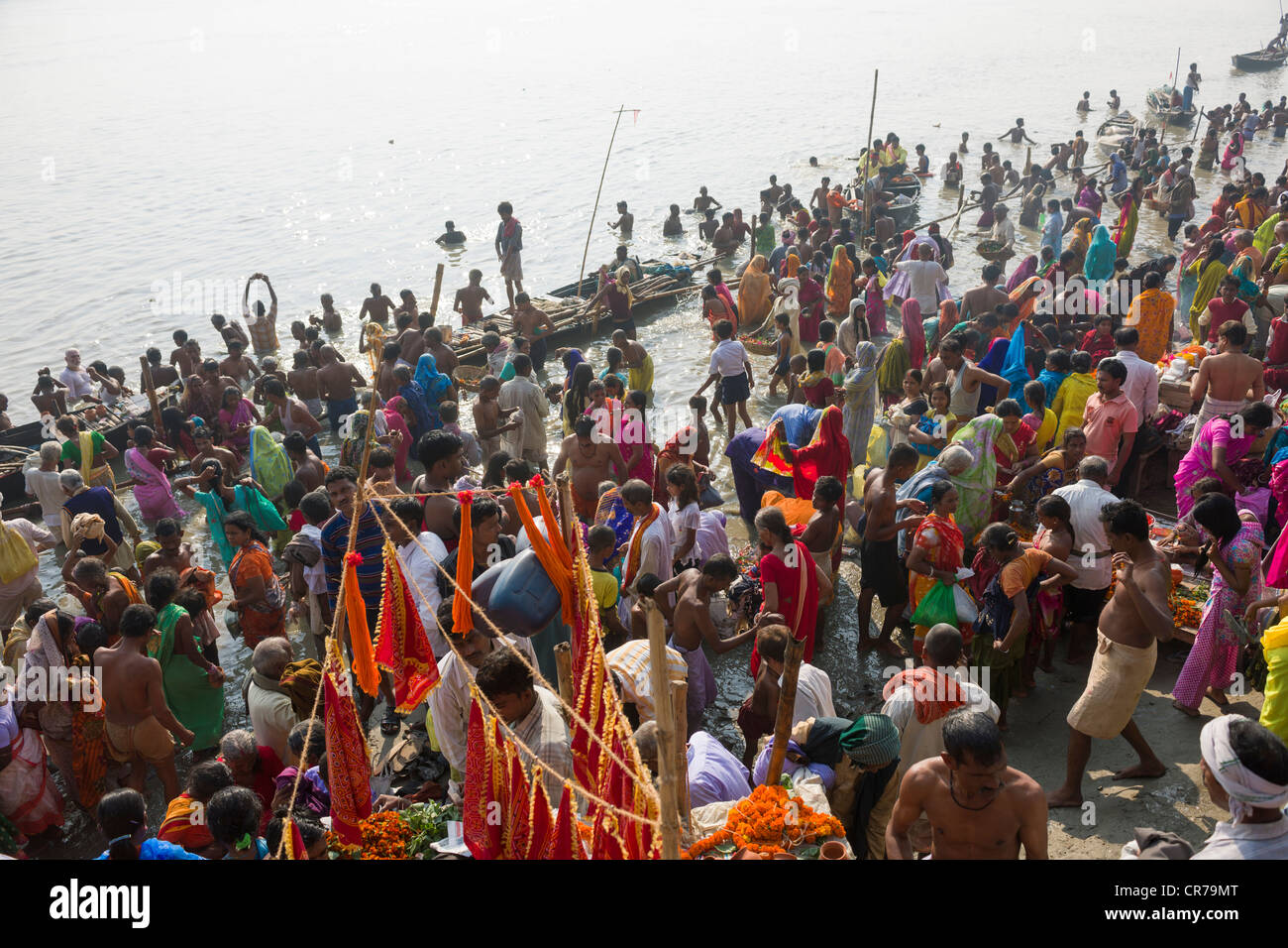 Echelle de pèlerins à la confluence des rivières Gange et Gandak, Sonepur Mela, Sonepur, Bihar, Inde Banque D'Images