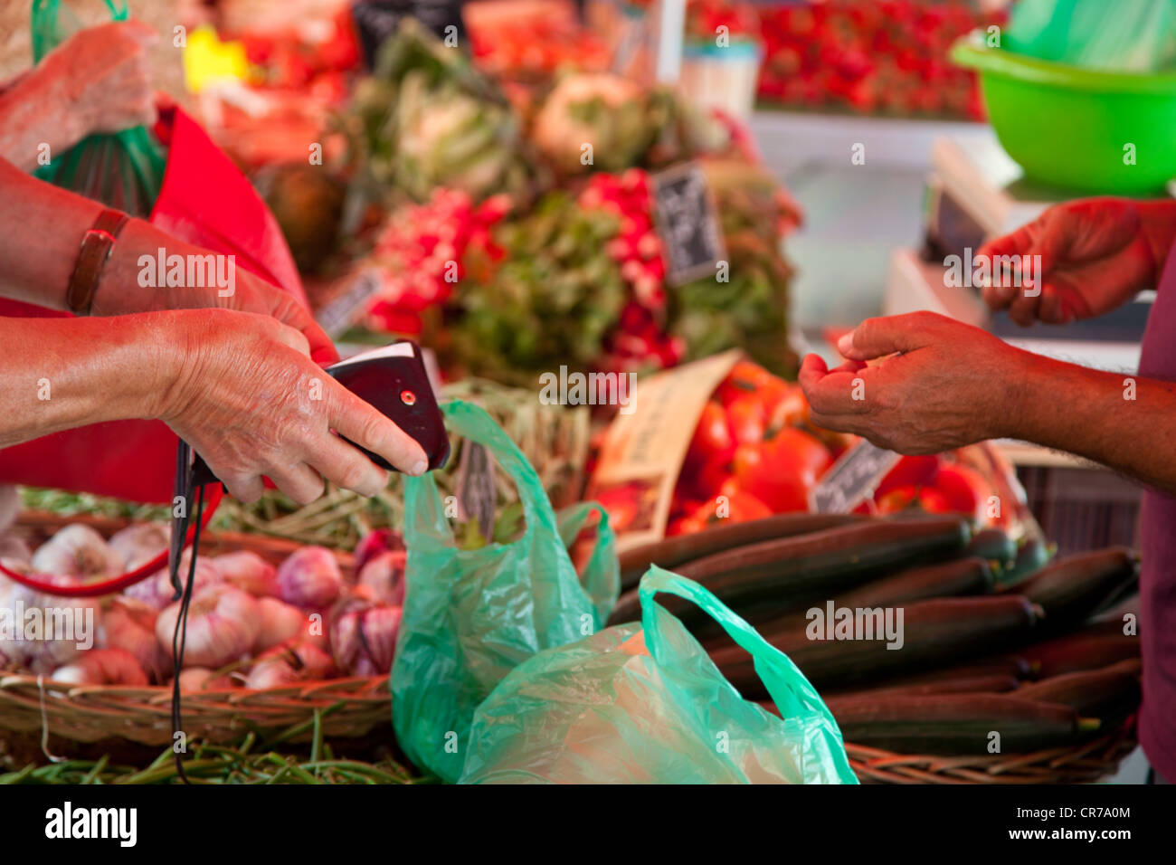 Marché provençal traditionnel à l'azur. Banque D'Images