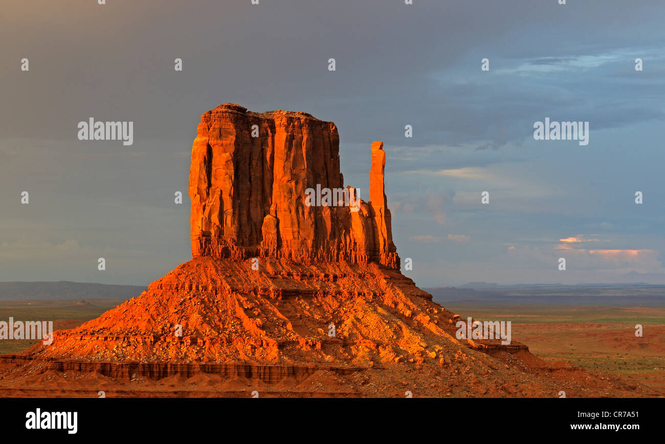West Mitten Butte dans la dernière lumière du jour au cours d'un orage, Monument Valley, Arizona, USA Banque D'Images