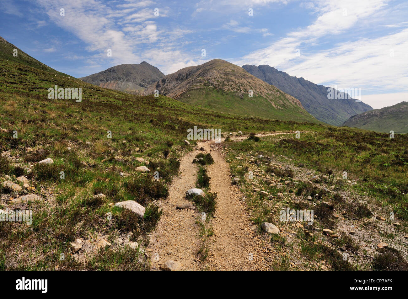 Sentier à Glen Sligachan en été, l'île de Skye, menant vers Ruadh Bheinn Stac et Bla Banque D'Images