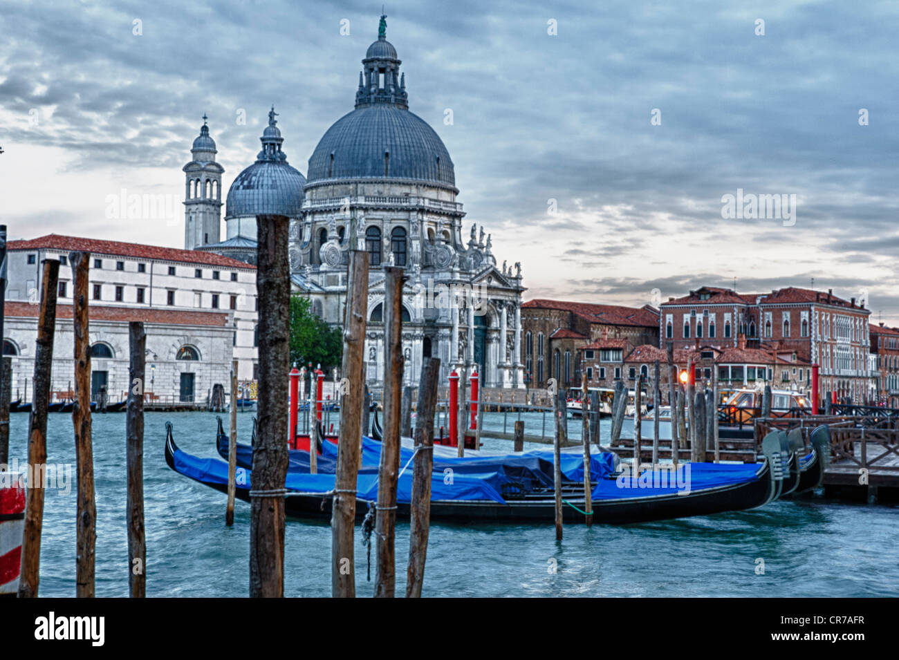 Santa Maria della Salute, gondoles amarrés dans le Grand Canal, Venise, Italie. Banque D'Images