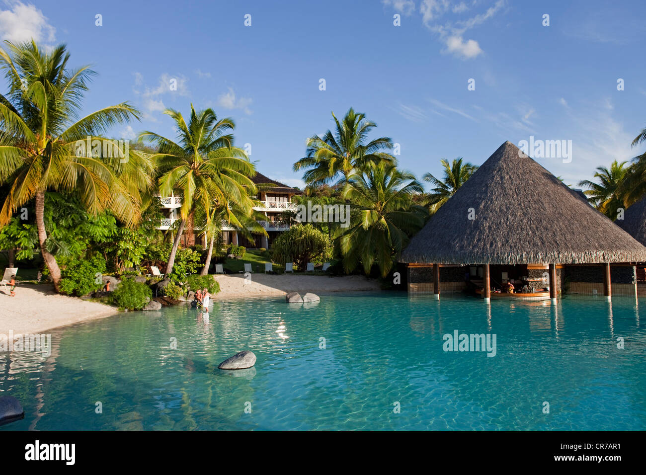 La France, la Polynésie française, archipel de la société, îles du vent, Tahiti Intercontinental Hotel, bar dans le lagon artificiel Banque D'Images