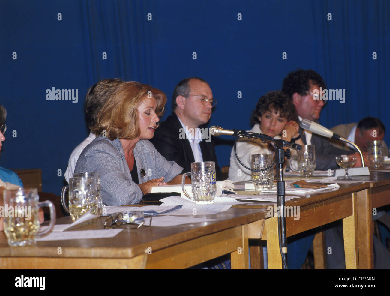 Berger, Senta, * 13.5.1941, actrice autrichienne, photo de groupe, avec l'acteur Werner Kreindl et d'autres, lors d'une réunion de protestation contre l'énergie nucléaire, devise: "Les artistes offrent une résistance", Munich, juin 1986, Banque D'Images