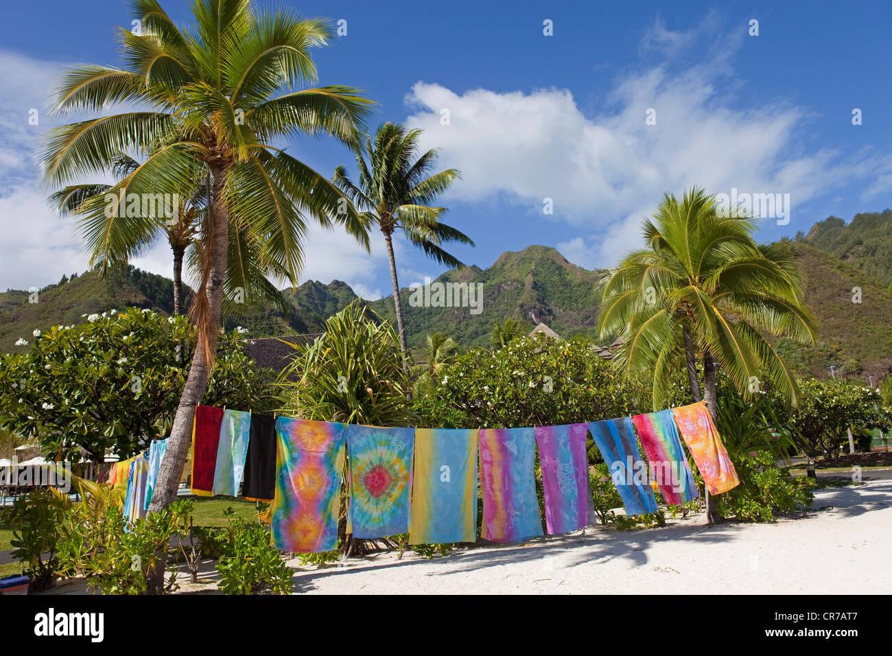 La France, la Polynésie française, archipel de la société, îles du Vent, Moorea, Hôtel Intercontinental, paréos sur la plage Banque D'Images