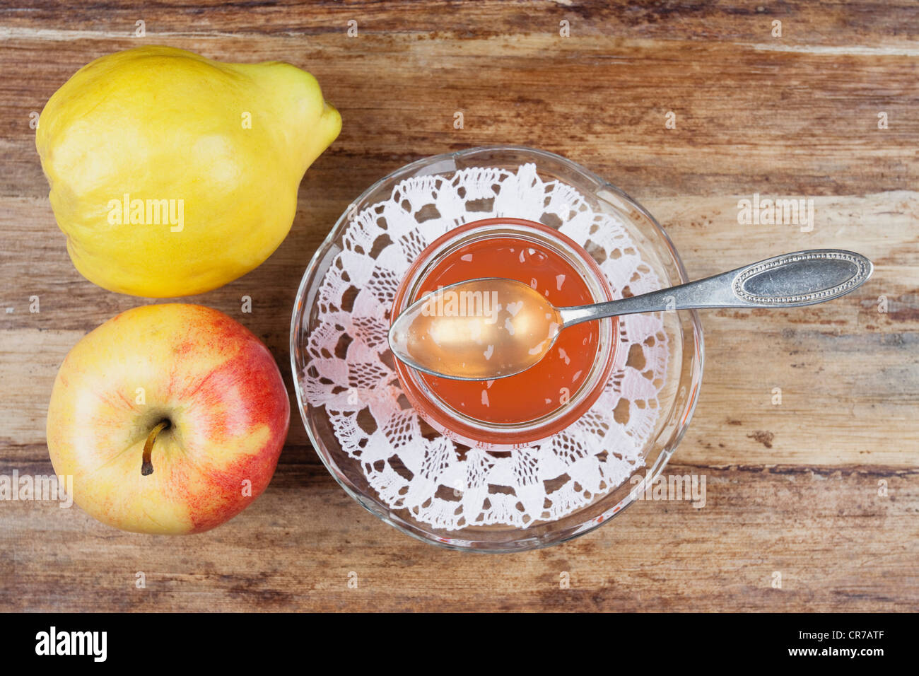 Confiture de coing et pomme dans un pot avec des fruits sur la table Banque D'Images