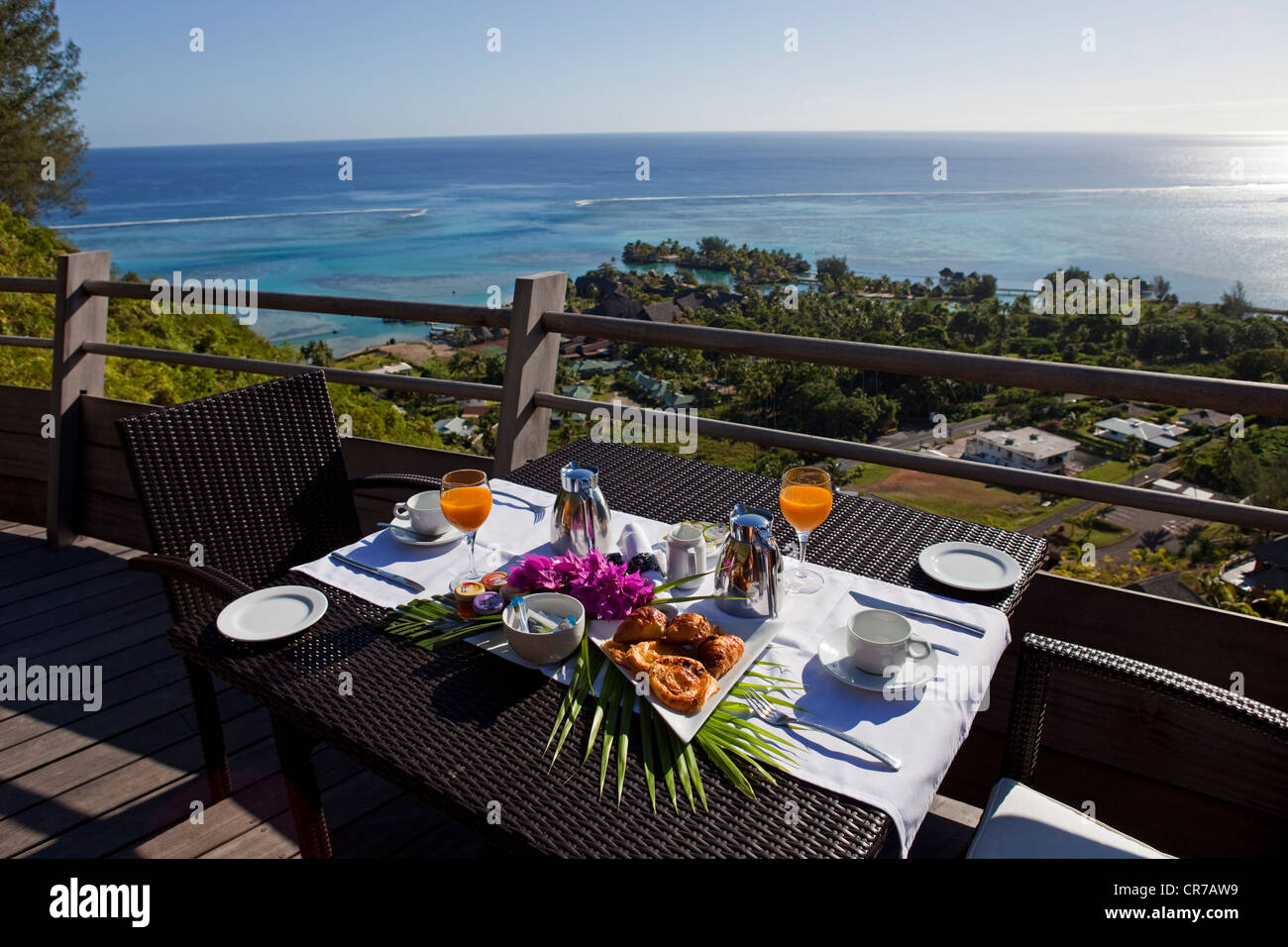 La France, la Polynésie française, archipel de la société, îles du Vent, Moorea, Legend resort villas, table pour le petit déjeuner Banque D'Images