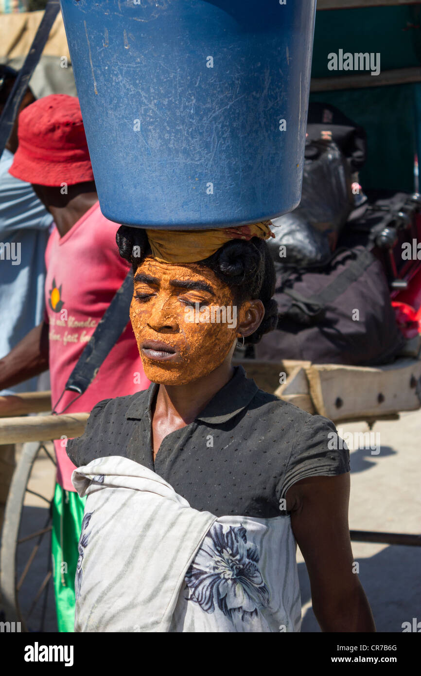 Femme à porter sur le marché de l'écran solaire en poudre, Ifaty, Madagascar Banque D'Images