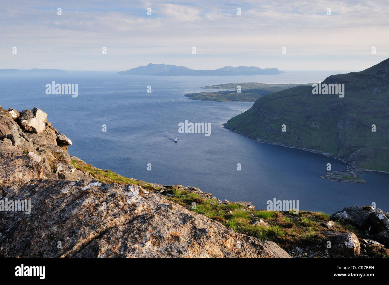 Vue sur le Loch Scavaig vers l'île de Rum du sommet du Sgurr na ires sur l'île de Skye, Écosse Banque D'Images
