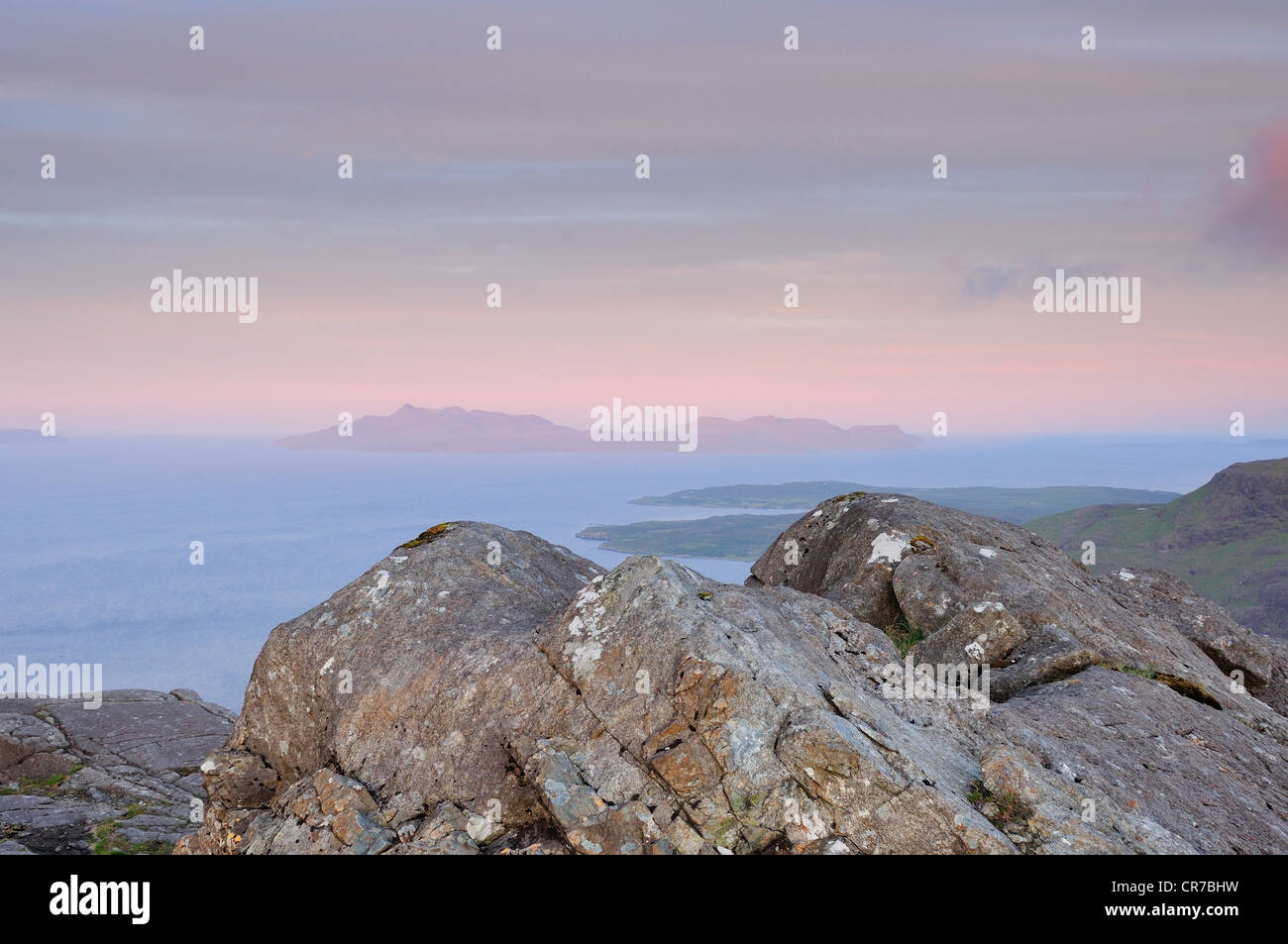 Vue vers l'île de Rum du sommet du Sgurr na ires sur l'île de Skye, Écosse Banque D'Images