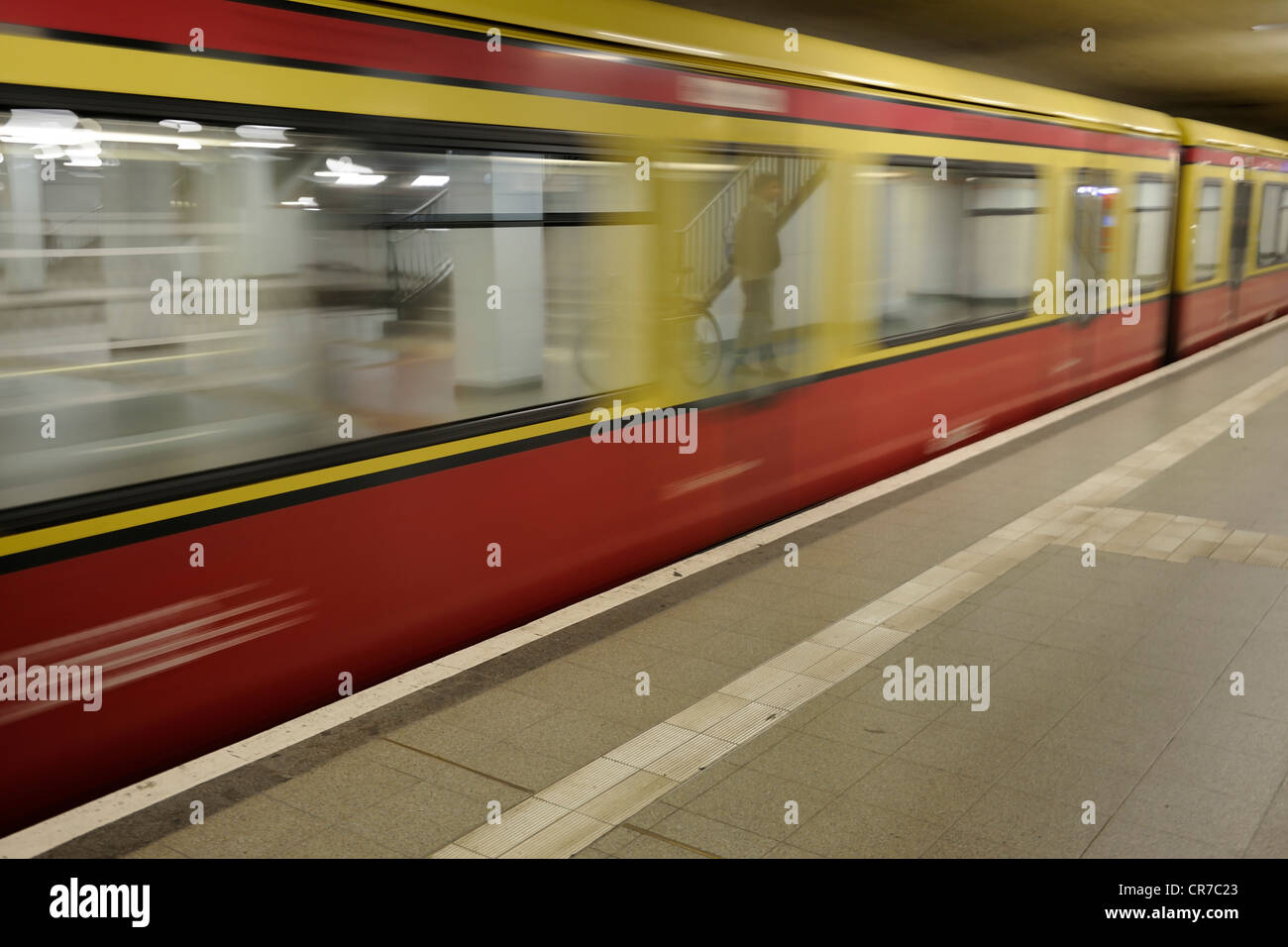 Entrer dans le train S-Bahn de Berlin gare à Potsdamer Platz, Berlin, Germany, Europe Banque D'Images