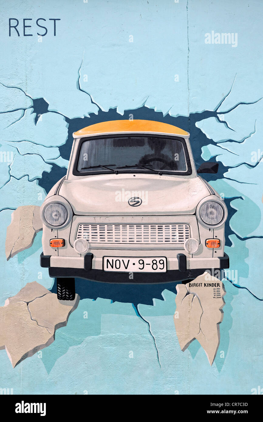 Tester le reste, Trabant briser le mur de Berlin, par Birgit Kinder, la peinture sur le mur de Berlin, East Side Gallery Banque D'Images