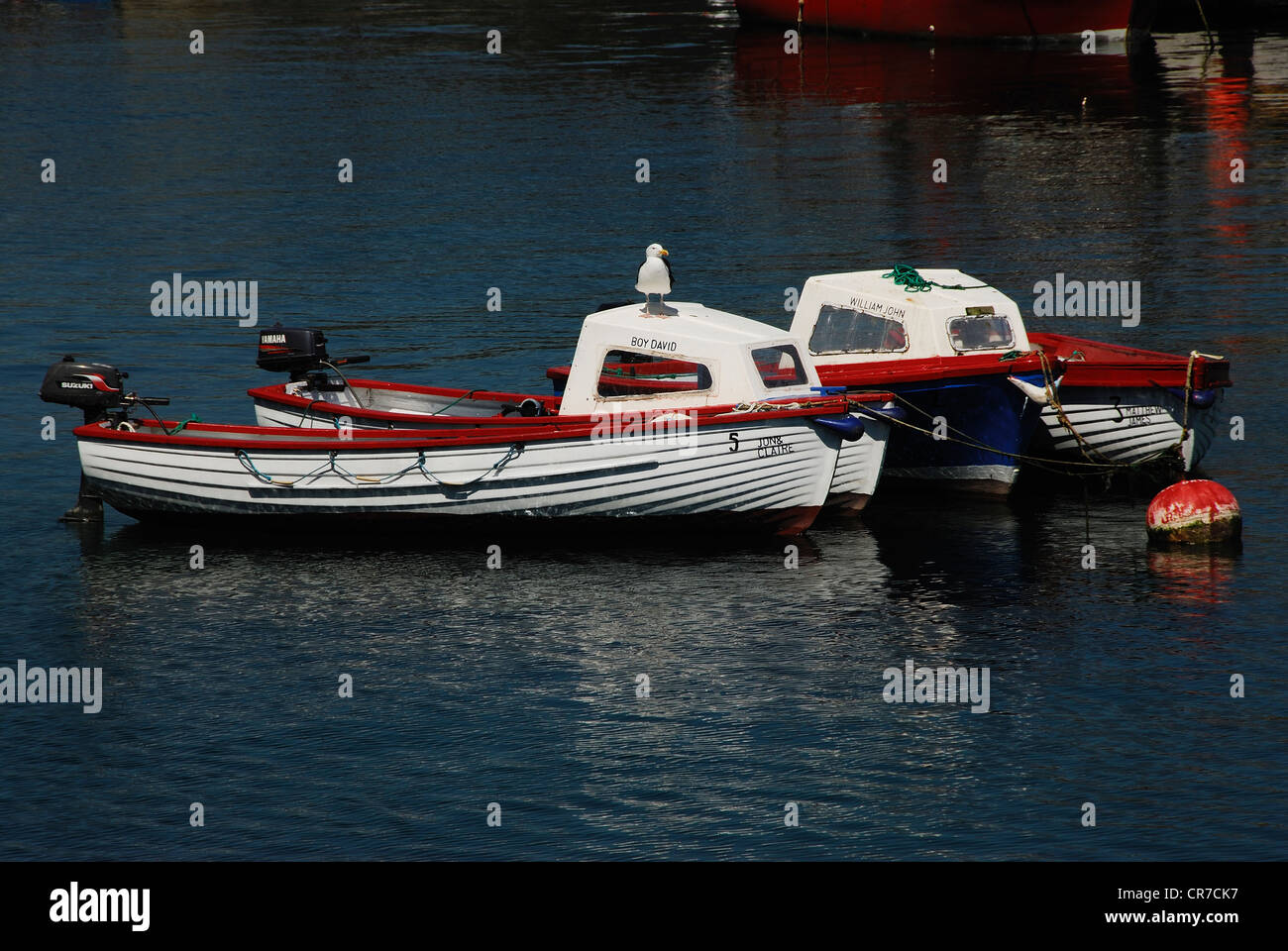 Deux bateaux amarrés dans le port de Mevagissey Cornwall UK Banque D'Images