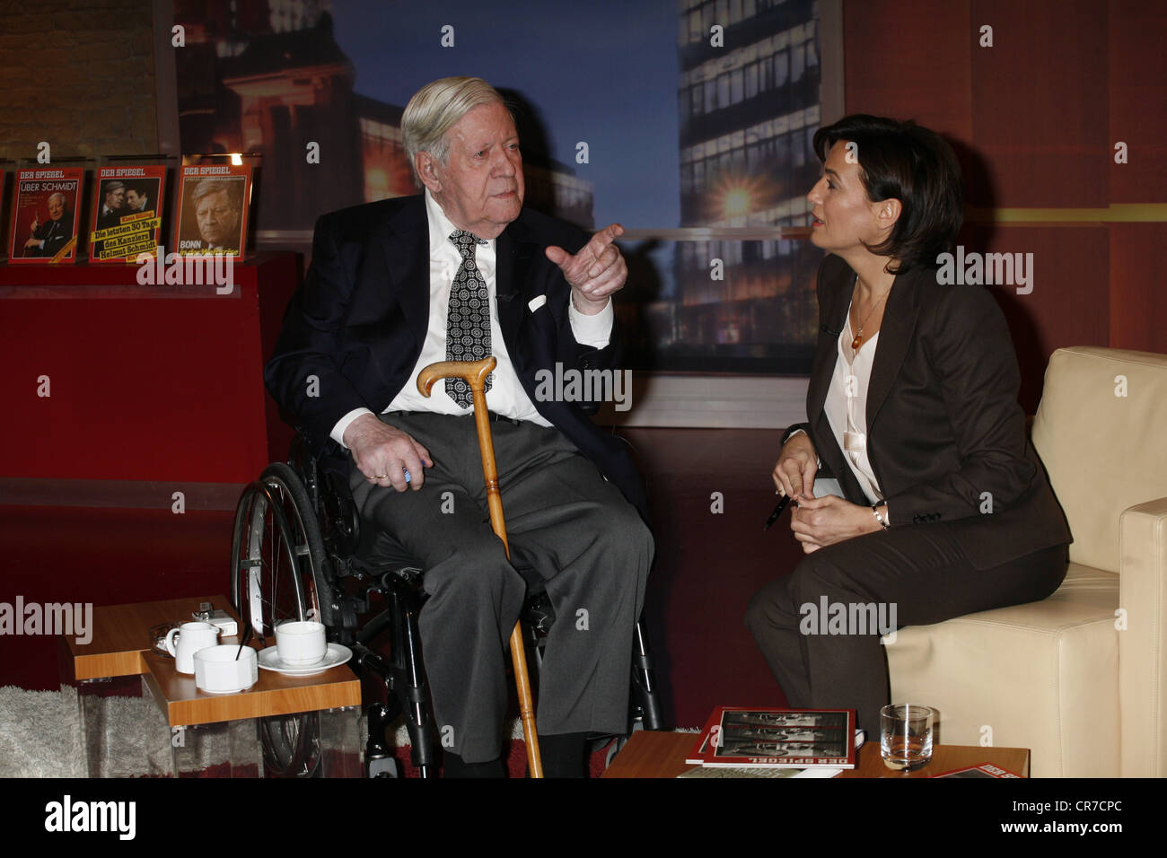 Schmidt, Helmut, 23.12.1918 - 10.11.2015, politicien allemand (Parti social-démocrate d'Allemagne), Chancelier fédéral 1974 - 1982, demi-longueur, avec Sandra Maischberger, invitée dans la télécast allemande "Maischberger", Hambourg, 15.12.2010, Banque D'Images