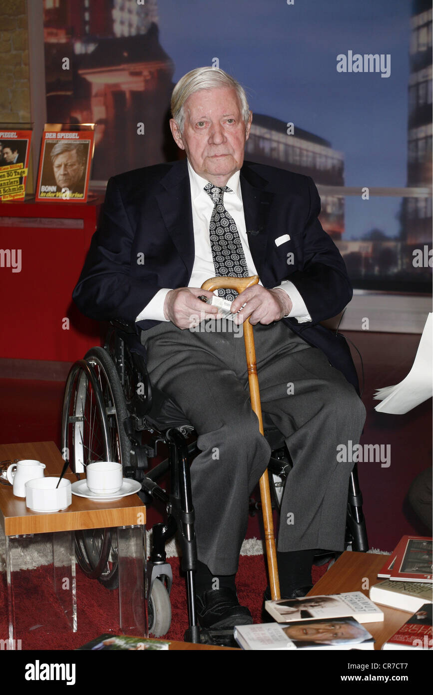 Schmidt, Helmut, 23.12.1918 - 10.11.2015, politicien allemand (Parti social-démocrate d'Allemagne), Chancelier fédéral 1974 - 1982, complet, invité dans la télécast allemande "aischberger", Hambourg, 15.12.2010, Banque D'Images