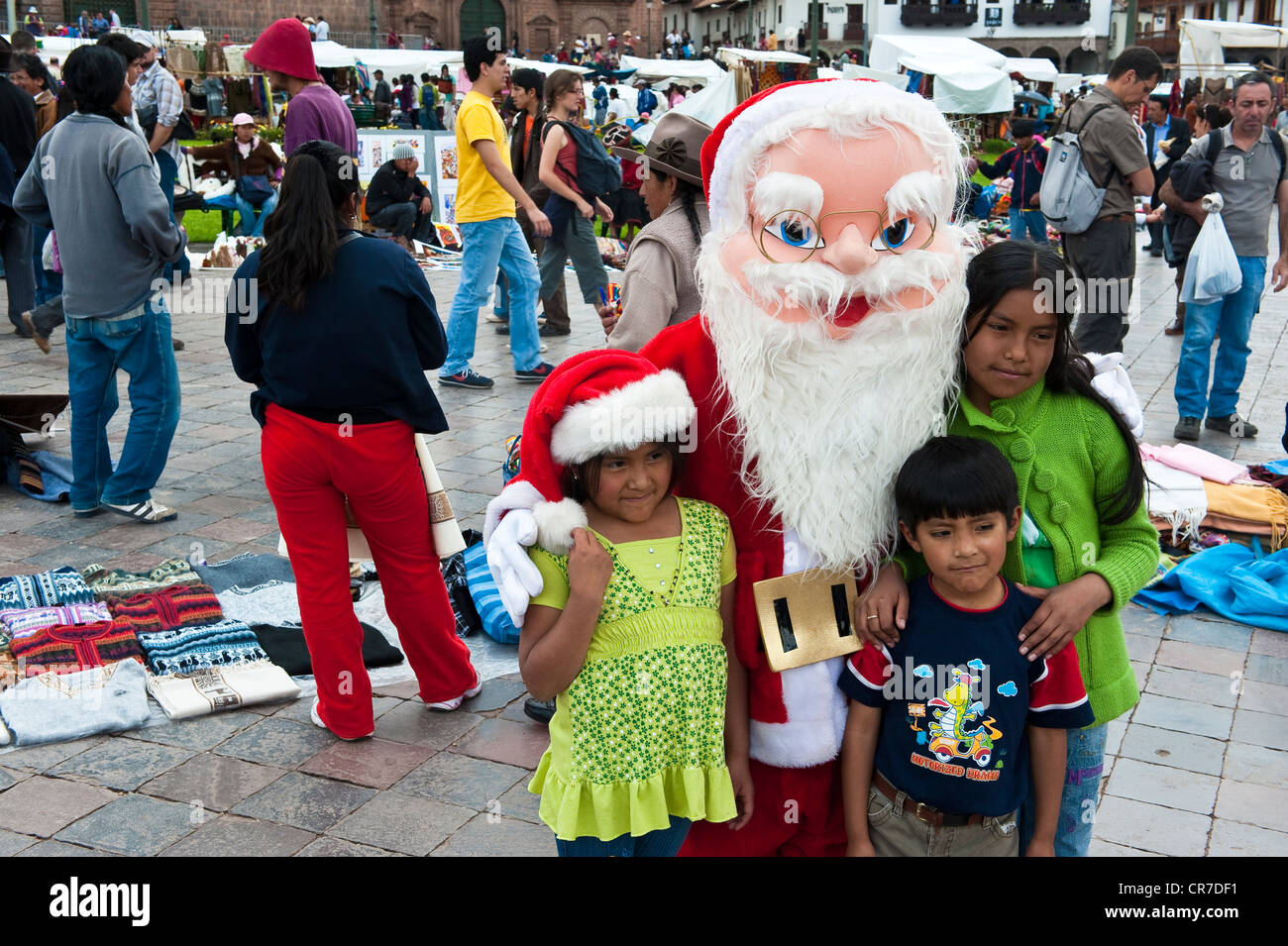 Le Pérou, Cuzco Cuzco, Province, inscrite au Patrimoine Mondial de l'UNESCO, le Père Noël et les jeunes enfants péruviens sur la Plaza de Armas Banque D'Images