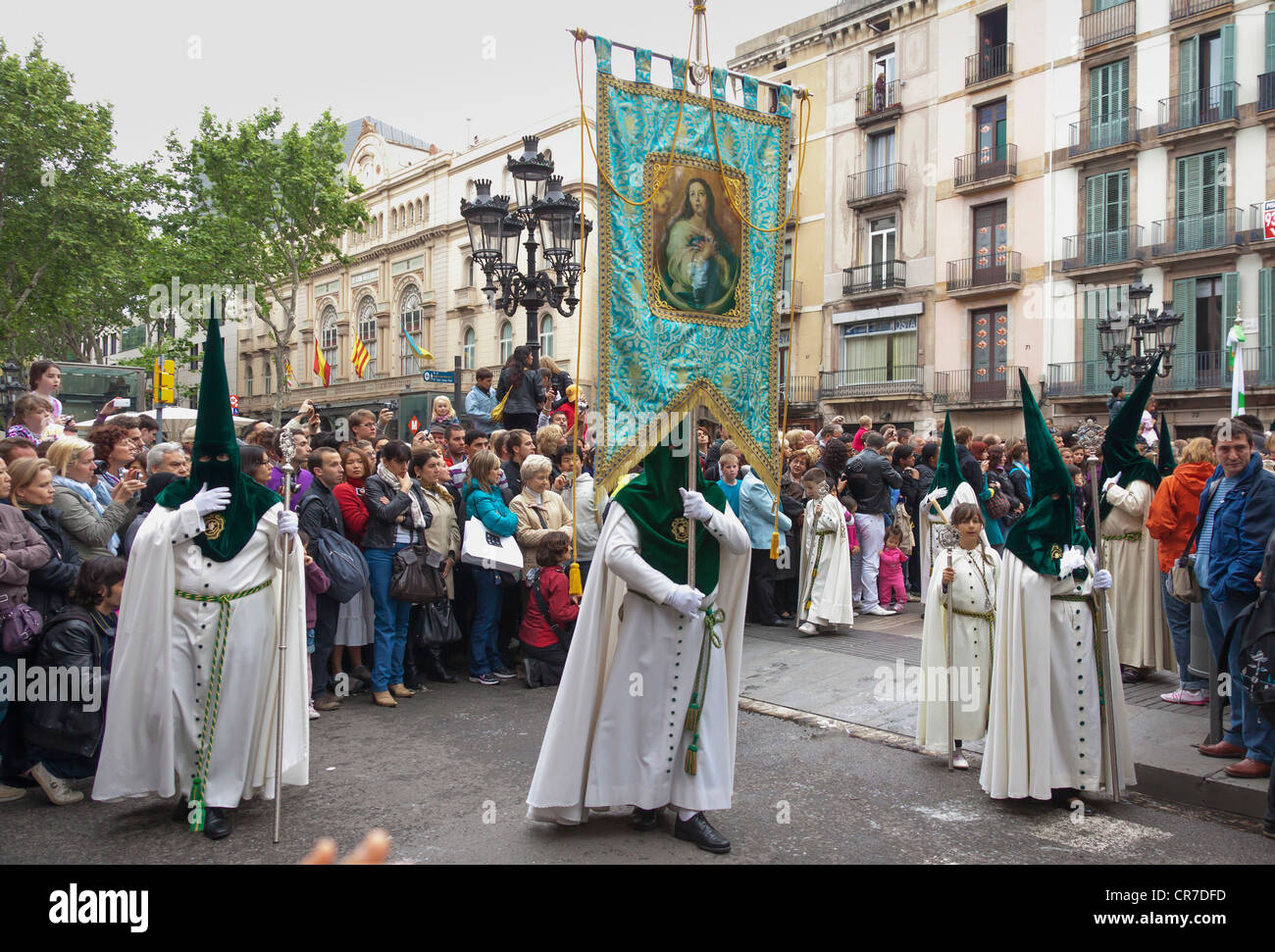 Pénitents Blancs avec des croix à la procession de la Semana Santa, la Semaine Sainte, Barcelone, Catalogne, Espagne, Europe Banque D'Images