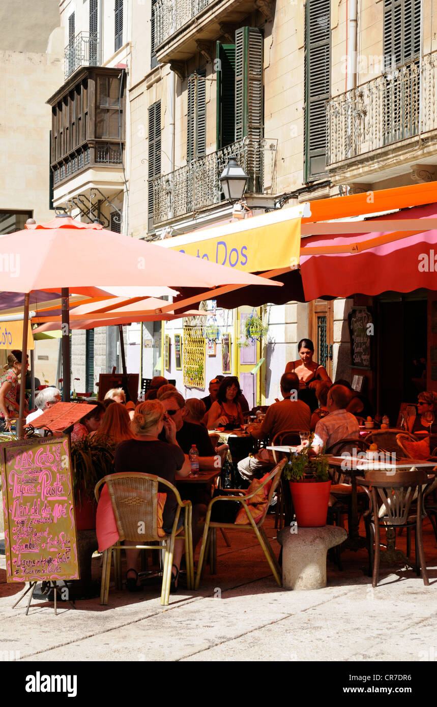 Straßencafe, Placa de la Drassana, Palma, Majorque, Espagne. | Sidewalk cafe, Plaza de la Drassana, Palma, Majorque, Espagne. Banque D'Images