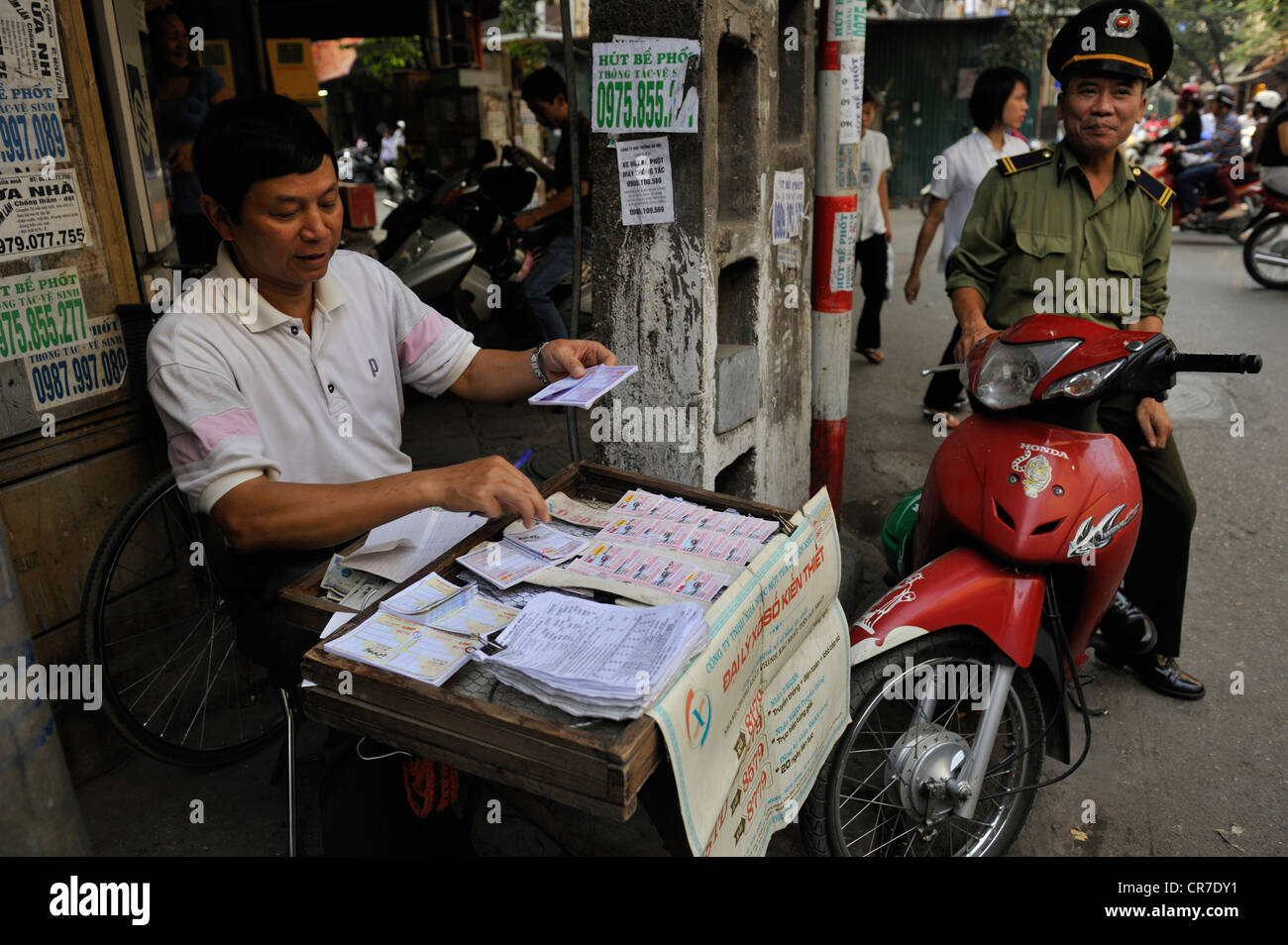 Vietnam, Hanoi, la vieille ville, le vendeur de billets va Banque D'Images