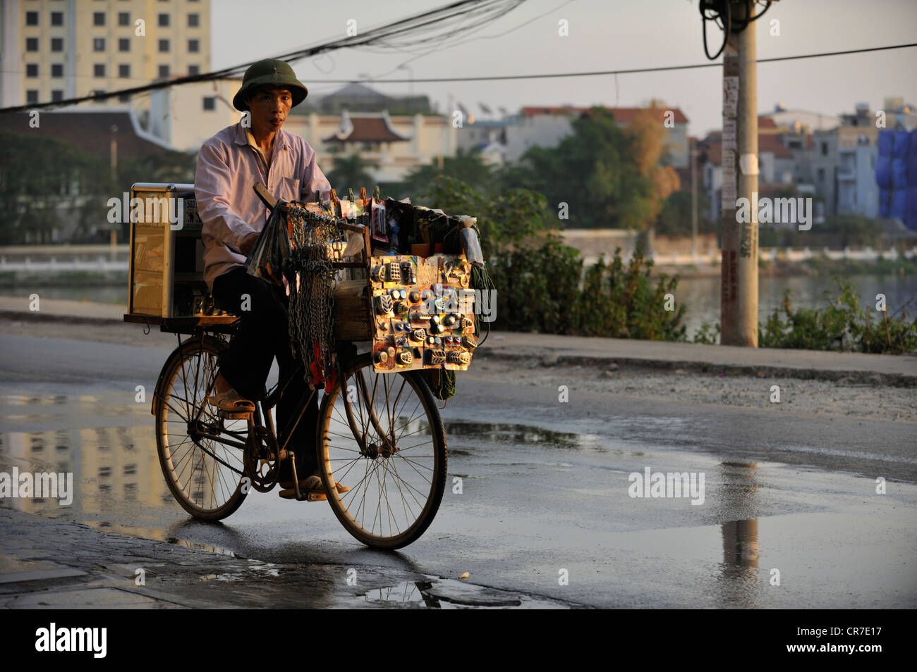 Vietnam, Hanoi, Ho Tay (lac de l'Ouest), le vendeur de rue en location Banque D'Images