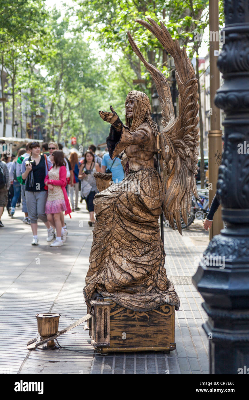 Ange en bronze statue vivante, zone piétonne, Ramblas, Barcelone, Catalogne, Espagne, Europe Banque D'Images