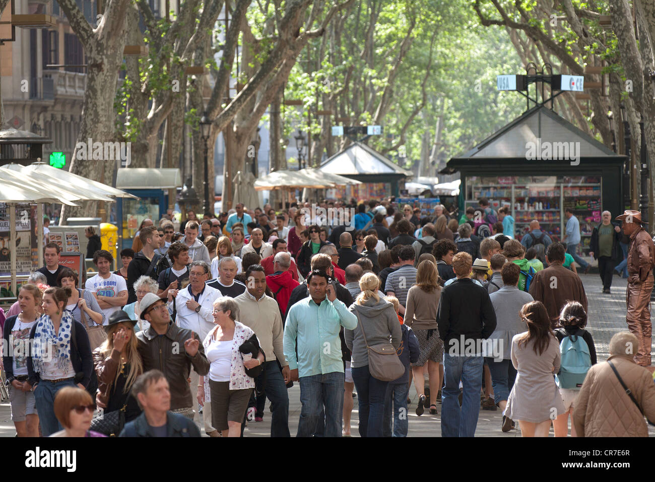 Des foules de touristes, sur la Rambla, randonnées à pied, à la zone piétonne, les étals du marché, Barcelone, Catalogne, Espagne, Europe Banque D'Images