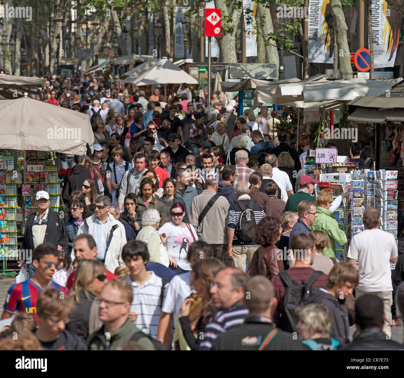 Des foules de touristes, sur la Rambla, Ramblas, randonnées à pied, à la zone piétonne, les étals du marché, Barcelone, Catalogne, Espagne, Europe Banque D'Images