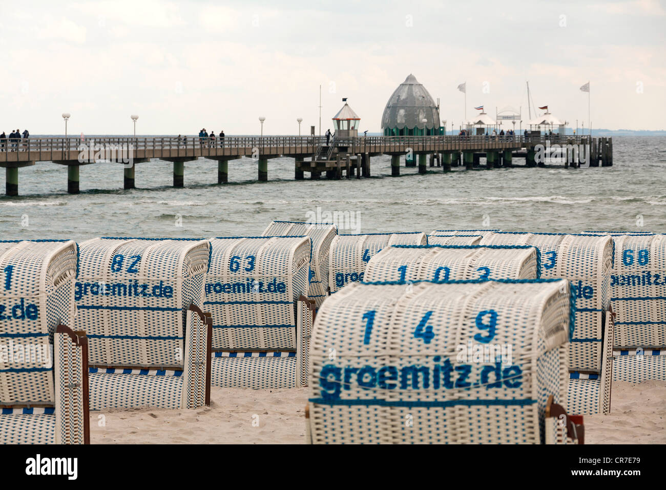 Chaises de plage en osier couvert en face de dahme Pier, station balnéaire de la mer Baltique Ostseebad Dahme, Schleswig-Holstein Banque D'Images