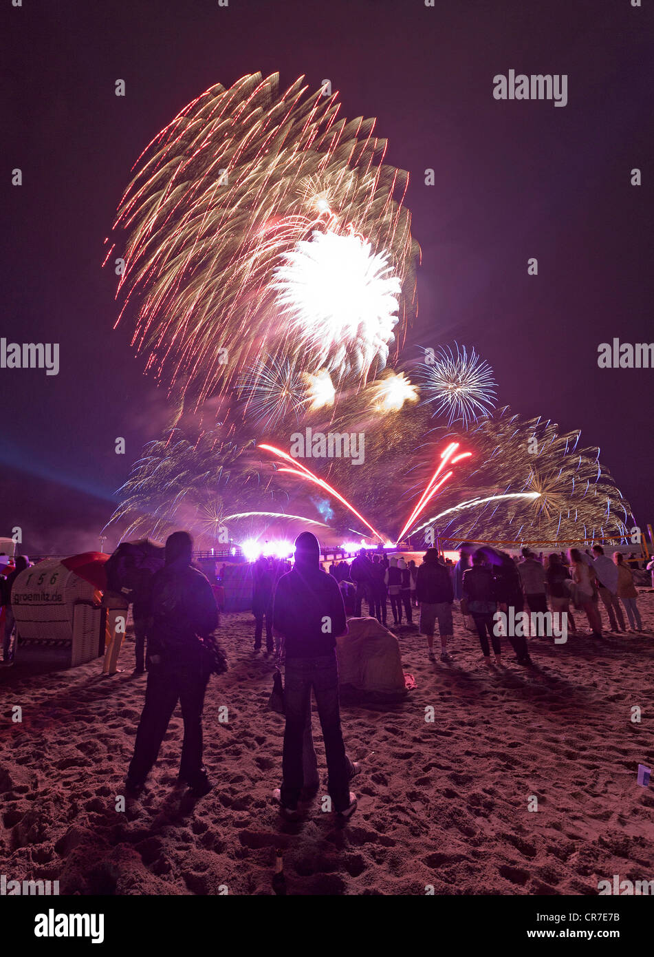 La mer Baltique en flammes, sur Groemitz Pier, feu d'artifice à la fin de la saison, la plage, les spectateurs, la nuit, de la mer Baltique Banque D'Images