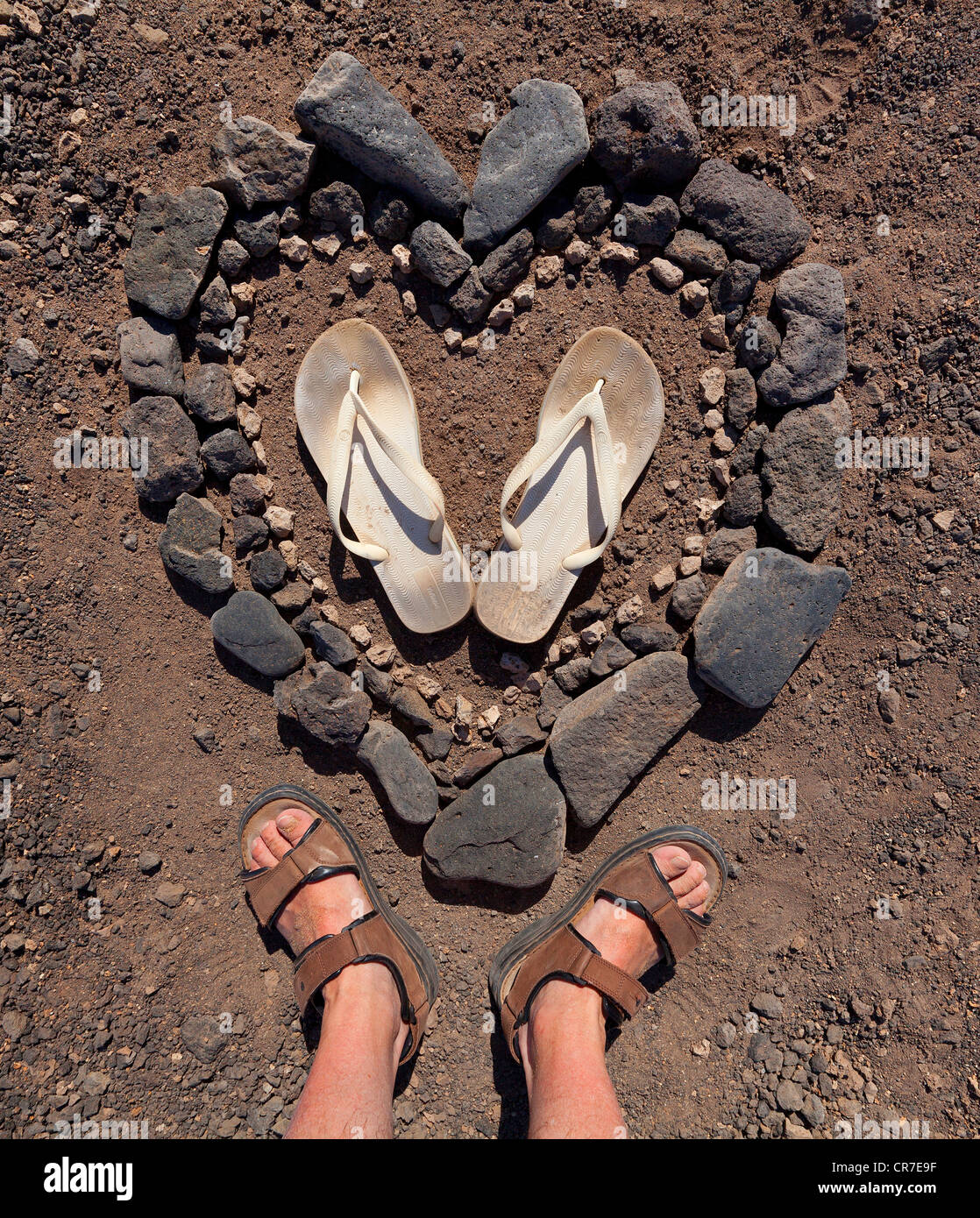 Coeur fait de coquillages et des tongs, sandales, pieds, plage rocheuse de El Puertito de la Cruz, l'extrémité sud de l'île de Banque D'Images