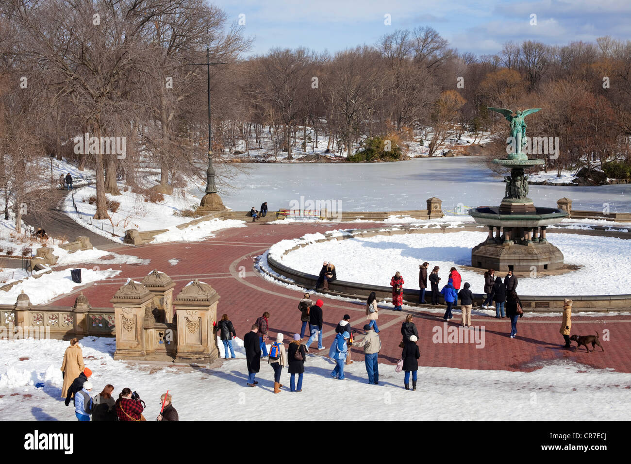 United States, New York, Manhattan, Central Park en hiver sous la neige, Fontaine Bethesda et terrasse Banque D'Images