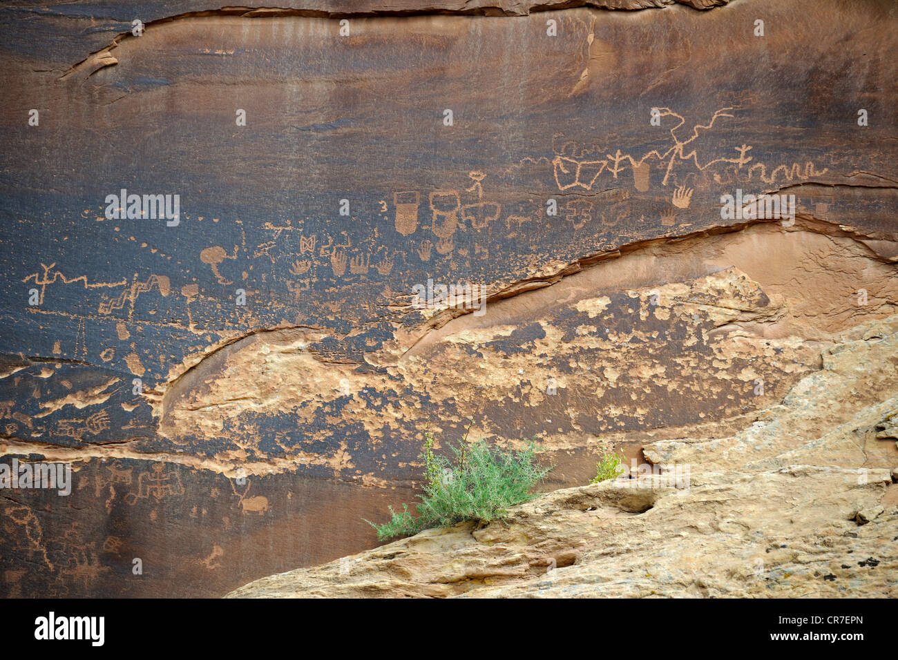 Env. 3000 ans de peintures par les Amérindiens, l'île de Sable, près de Bluff, le nord de l'Utah, USA Banque D'Images