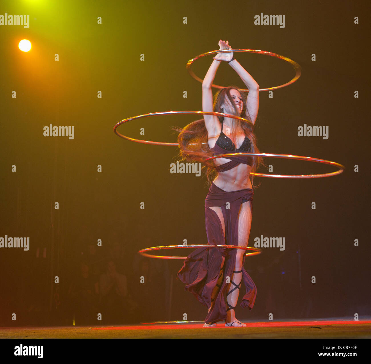 Performance hula-hoop, Romina Micheletty FlicFlac, Cirque de Noël, première de Nacht, Schrille eilige Nacht, Westphalia Hall Banque D'Images