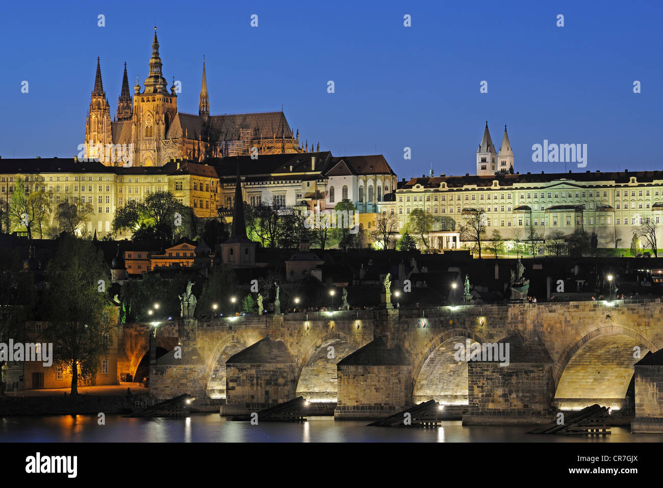 Vue sur la Vltava, le Pont Charles, La Cathédrale Saint-Guy, de nuit, Site du patrimoine mondial de l'UNESCO, Prague, la bohême Banque D'Images