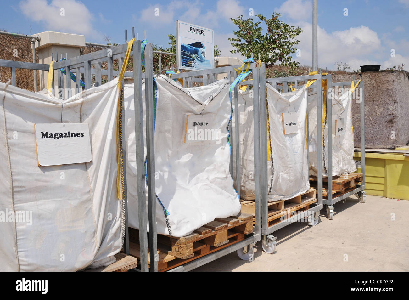 Un site d'agrément civique où différents matériaux recyclables sont séparés et éliminés pour le recyclage. Magazines et le papier à recycler. Banque D'Images