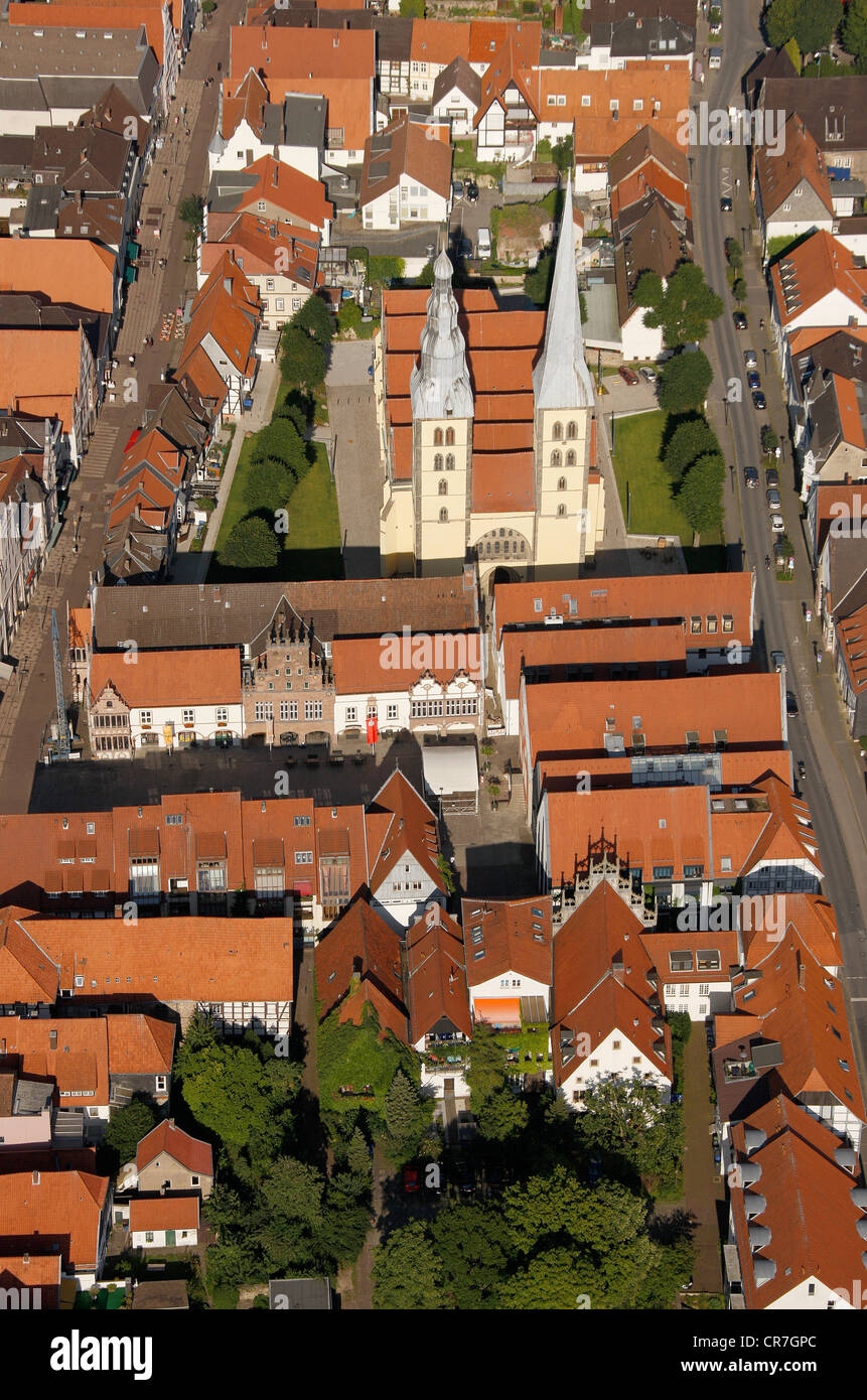 Vue aérienne, l'hôtel de ville avec l'église St Nicholas ou Nicolaikirche, Lemgo, Ostwestfalen-Lippe, la Westphalie orientale Banque D'Images