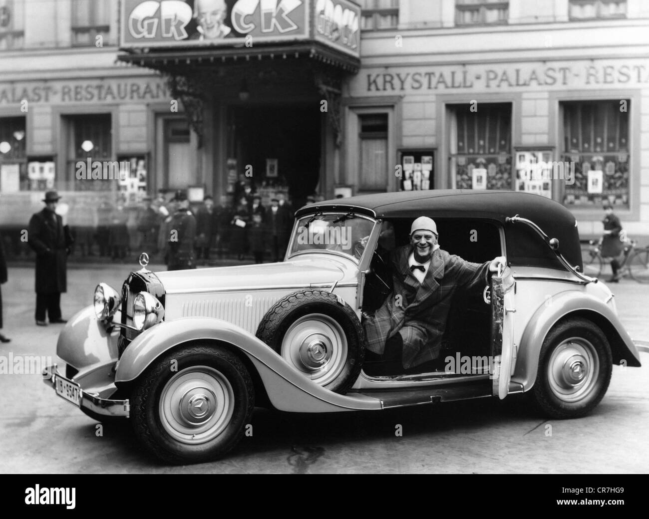 Grock,10.1.1880-14.7.1959, clown musicale suisse, avec sa Mercedes-Benz 290 convertible, 1936, Banque D'Images