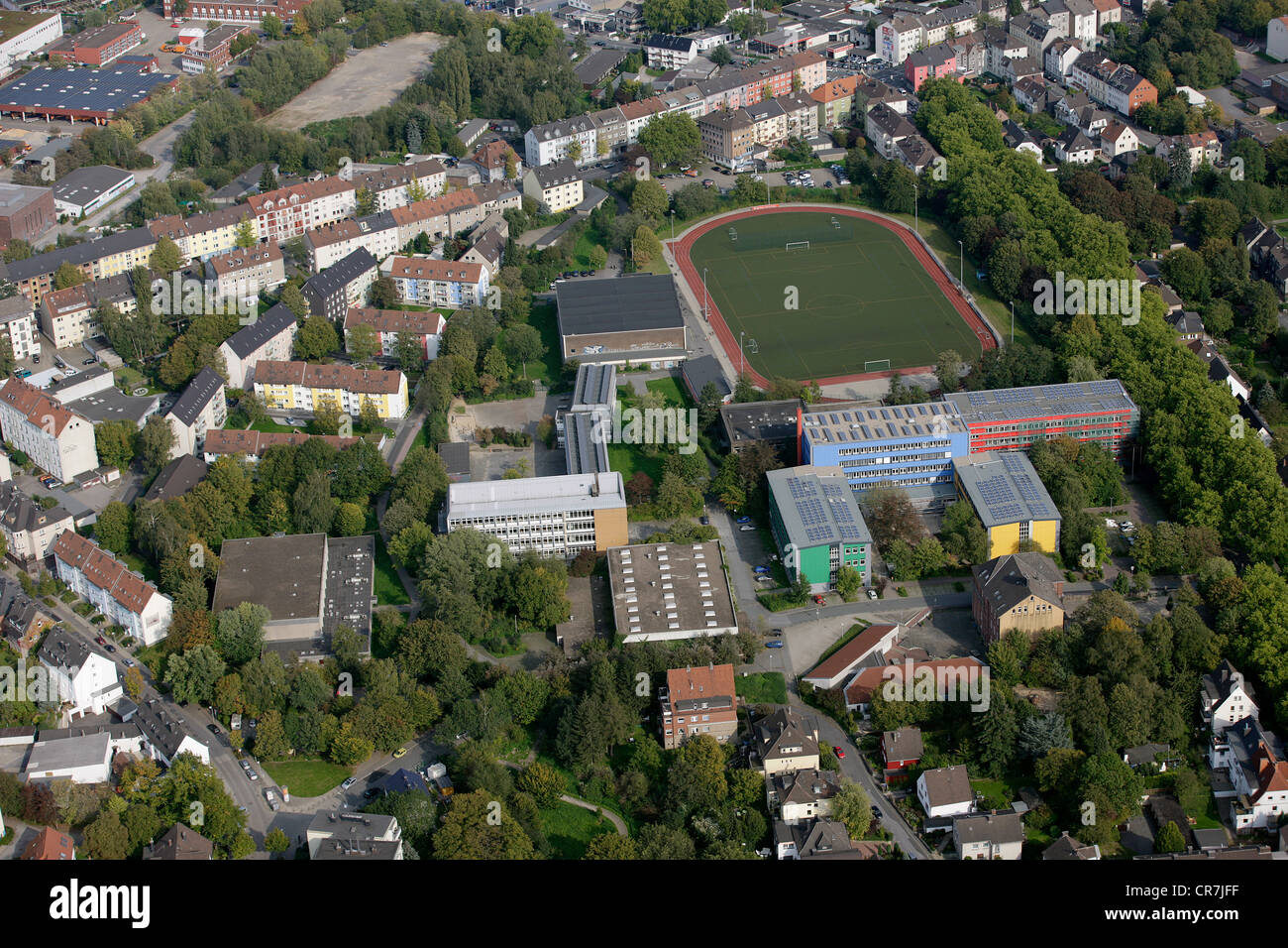 Vue aérienne, panneaux solaires sur les toits, dans les écoles professionnelles, Husemannstrasse Witten, Ruhr, Rhénanie du Nord-Westphalie Banque D'Images